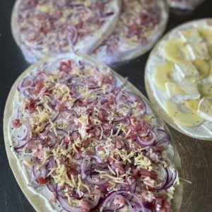 Flammkuchen met spek en ui