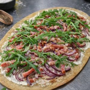 Flammkuchen met spek en ui