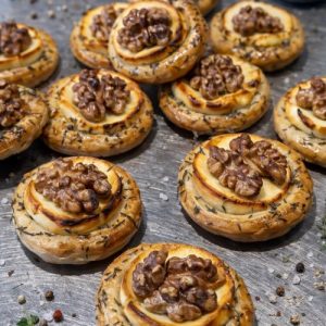 Bladerdeeg hapje met geitenkaas en walnoot 🌱