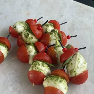 Caprese stick met pesto