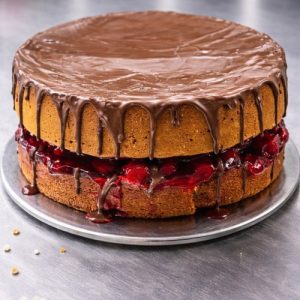 Chocolade biscuit taart met kersen